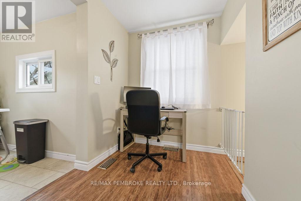 3245 Petawawa Boulevard, Petawawa, Ontario K8H 1X8 - Photo 10 - X12506324