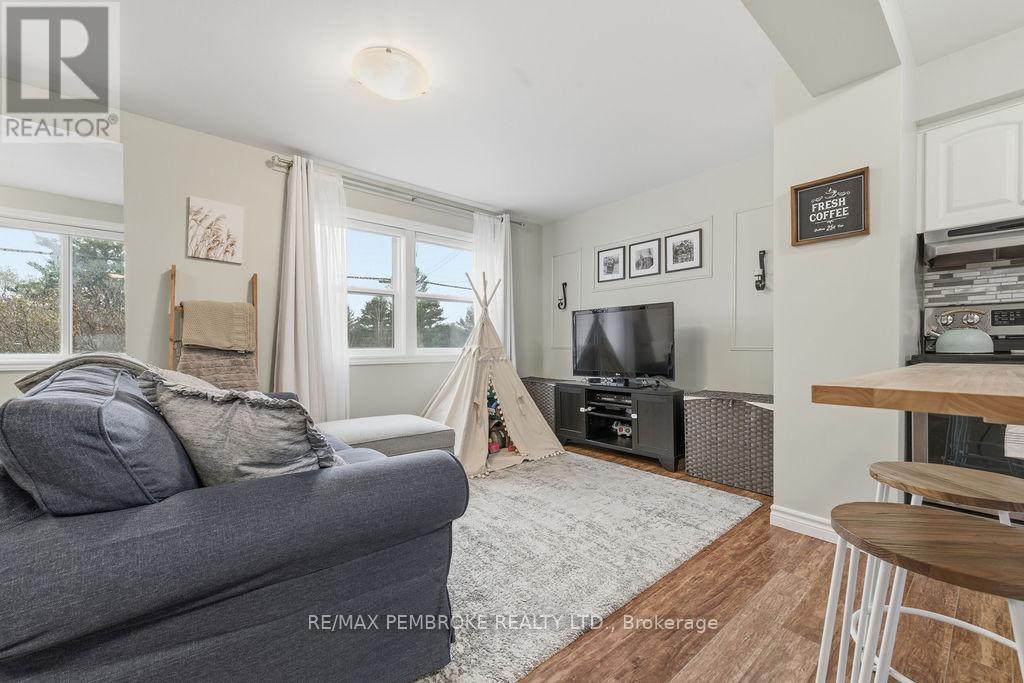 3245 Petawawa Boulevard, Petawawa, Ontario K8H 1X8 - Photo 13 - X12506324