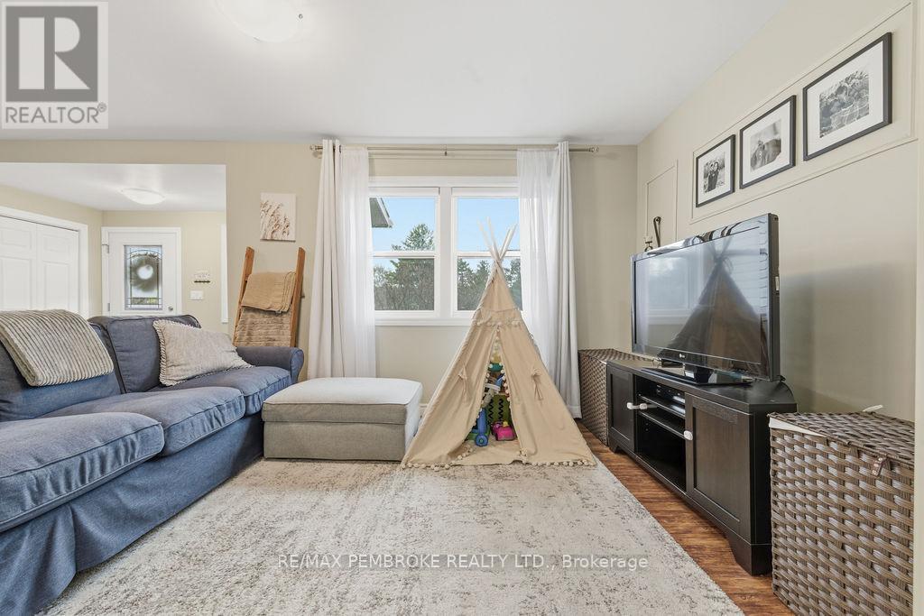 3245 Petawawa Boulevard, Petawawa, Ontario K8H 1X8 - Photo 14 - X12506324