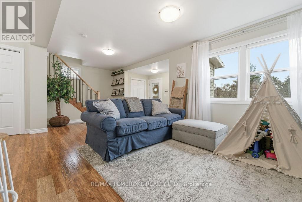 3245 Petawawa Boulevard, Petawawa, Ontario K8H 1X8 - Photo 15 - X12506324