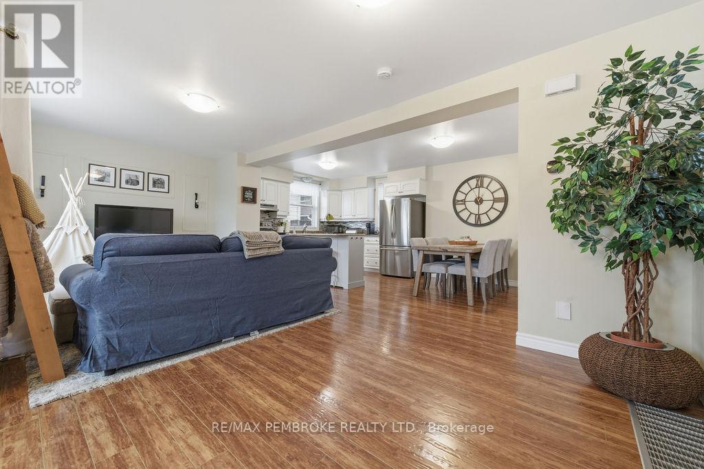 3245 Petawawa Boulevard, Petawawa, Ontario K8H 1X8 - Photo 21 - X12506324