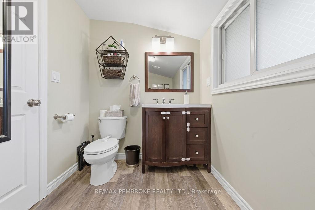 3245 Petawawa Boulevard, Petawawa, Ontario K8H 1X8 - Photo 23 - X12506324