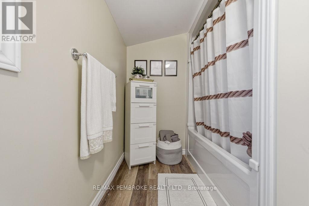 3245 Petawawa Boulevard, Petawawa, Ontario K8H 1X8 - Photo 24 - X12506324