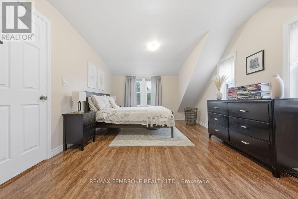 3245 Petawawa Boulevard, Petawawa, Ontario K8H 1X8 - Photo 25 - X12506324