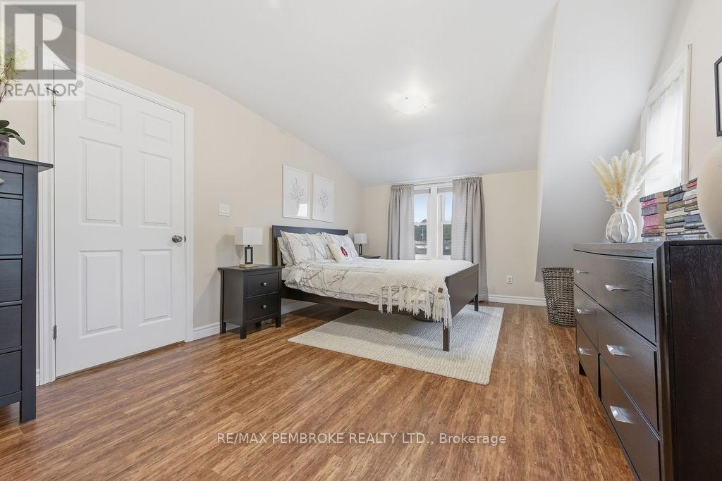 3245 Petawawa Boulevard, Petawawa, Ontario K8H 1X8 - Photo 26 - X12506324