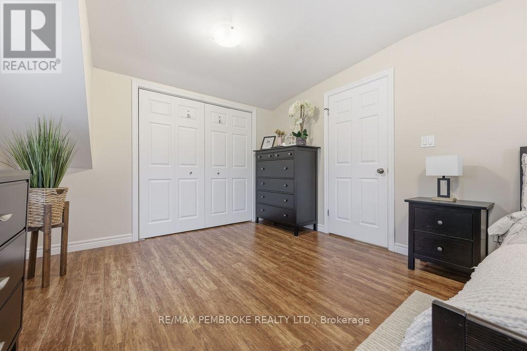 3245 Petawawa Boulevard, Petawawa, Ontario K8H 1X8 - Photo 27 - X12506324