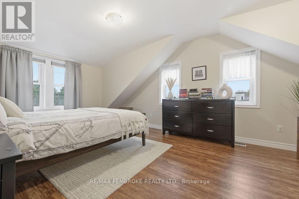 3245 Petawawa Boulevard, Petawawa, Ontario K8H 1X8 - Photo 28 - X12506324