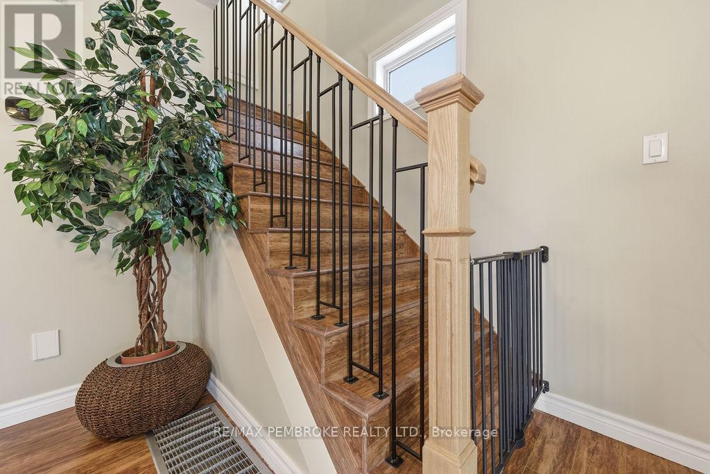 3245 Petawawa Boulevard, Petawawa, Ontario K8H 1X8 - Photo 31 - X12506324