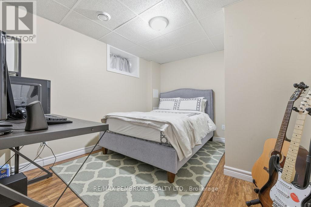 3245 Petawawa Boulevard, Petawawa, Ontario K8H 1X8 - Photo 32 - X12506324