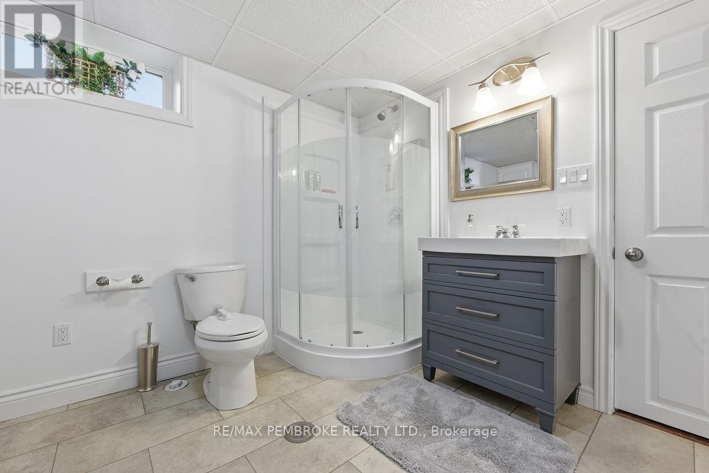 3245 Petawawa Boulevard, Petawawa, Ontario K8H 1X8 - Photo 34 - X12506324