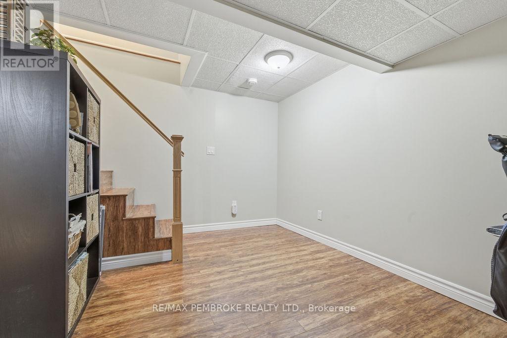 3245 Petawawa Boulevard, Petawawa, Ontario K8H 1X8 - Photo 35 - X12506324