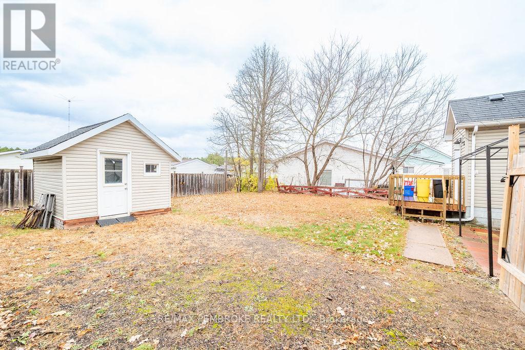 3245 Petawawa Boulevard, Petawawa, Ontario K8H 1X8 - Photo 4 - X12506324