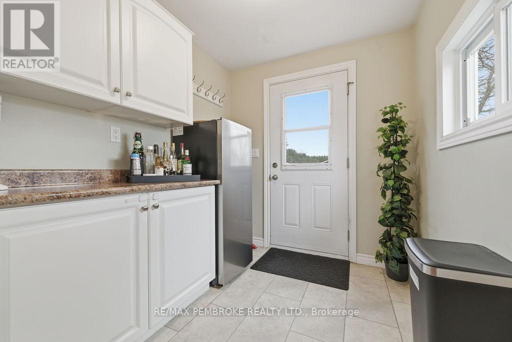 3245 Petawawa Boulevard, Petawawa, Ontario K8H 1X8 - Photo 7 - X12506324