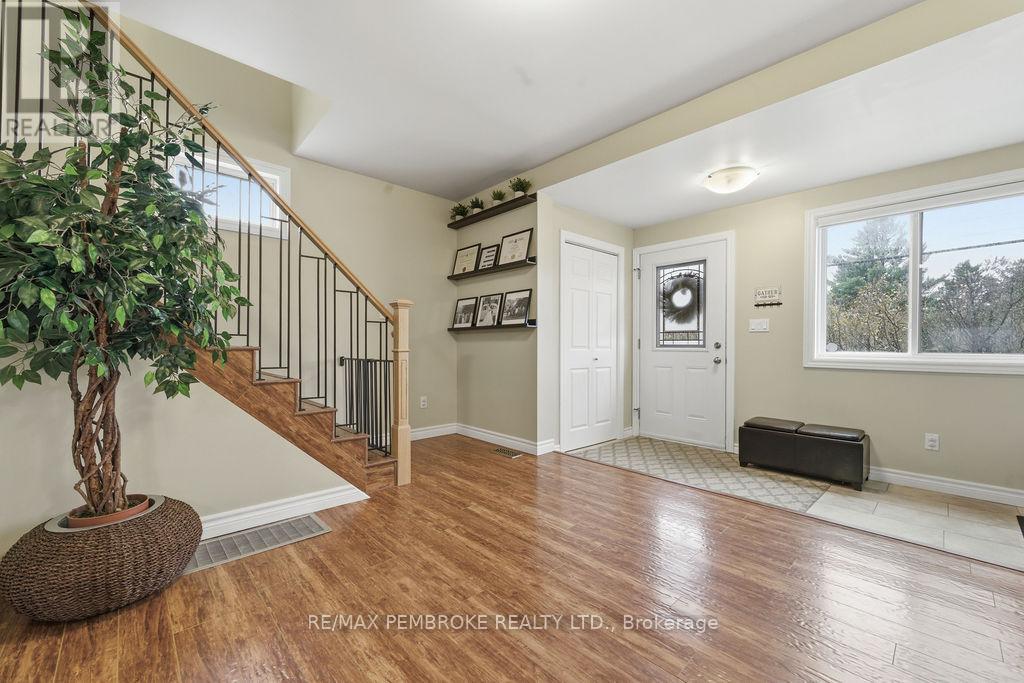 3245 Petawawa Boulevard, Petawawa, Ontario K8H 1X8 - Photo 8 - X12506324