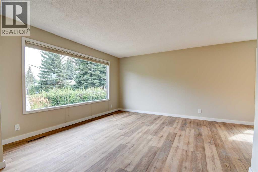 5 Mcconnell Close, Red Deer, Alberta  T4N 0J7 - Photo 4 - A2259059