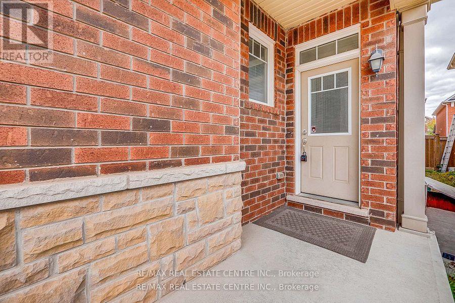 1079 Savoline Boulevard, Milton, Ontario  L9T 8N9 - Photo 3 - W12506312