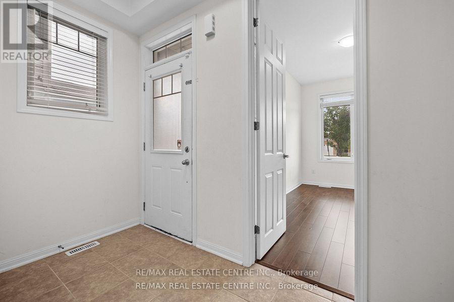 1079 Savoline Boulevard, Milton, Ontario  L9T 8N9 - Photo 4 - W12506312