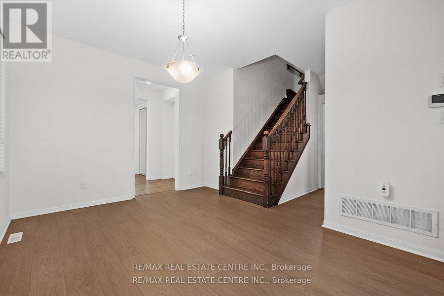 1079 Savoline Boulevard, Milton, Ontario  L9T 8N9 - Photo 9 - W12506312