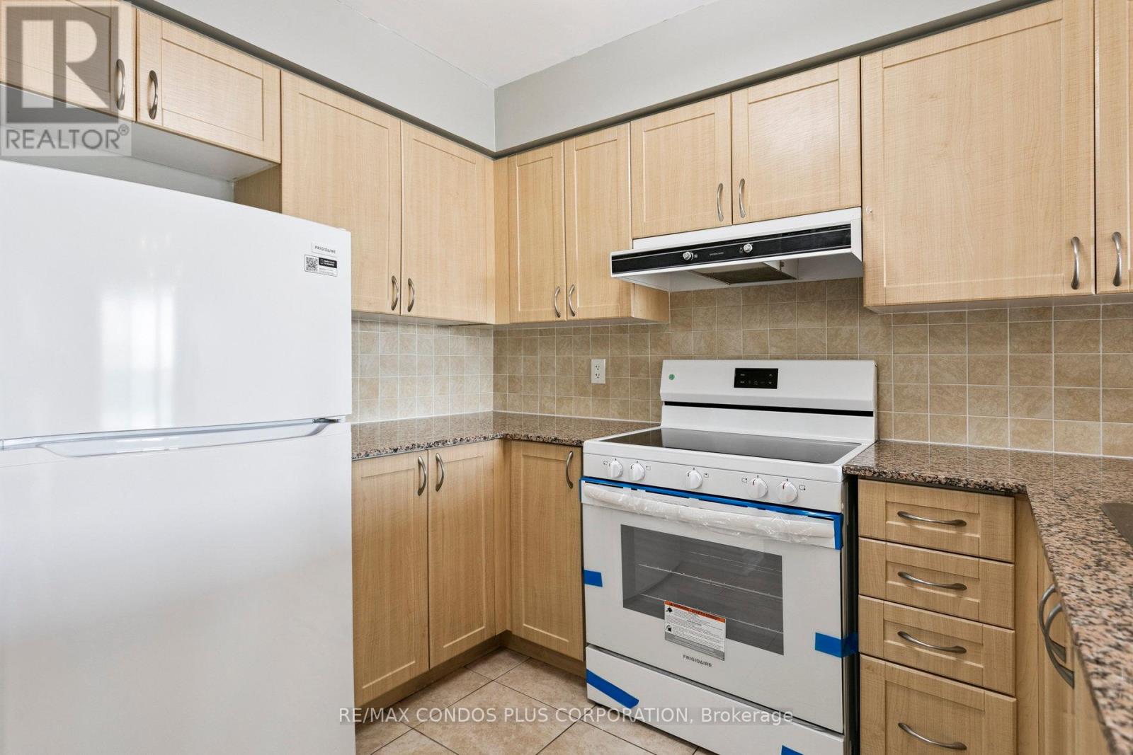 1202 - 7 North Park Road, Vaughan, Ontario  L4J 0C9 - Photo 4 - N12419201