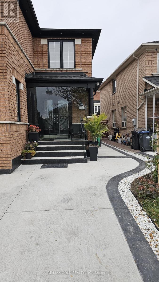 181 Toba Crescent, Brampton, Ontario  L6Z 4W3 - Photo 3 - W12492292