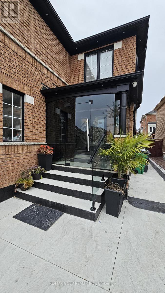 181 Toba Crescent, Brampton, Ontario  L6Z 4W3 - Photo 4 - W12492292