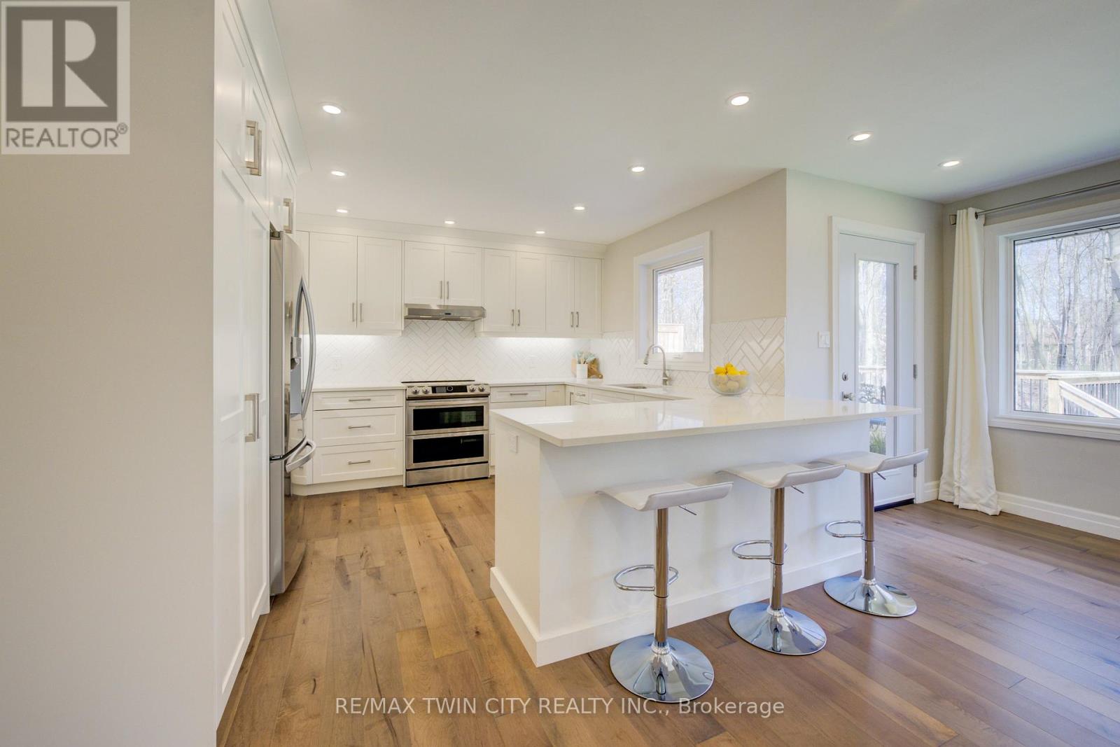 439 Northlake Drive, Waterloo, Ontario  N2V 1Y6 - Photo 3 - X12506332