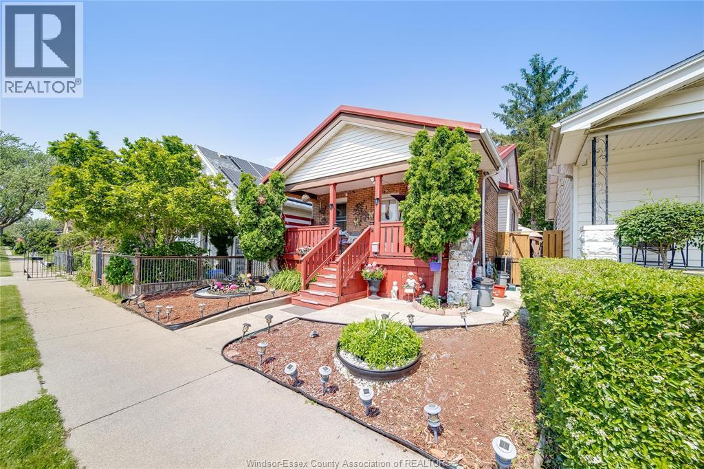 1054 Oak Street, Windsor, Ontario  N9A 5G4 - Photo 3 - 25027852