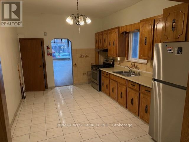 23 Clinton Street, Toronto, Ontario M6J 2N6 - Photo 7 - C12445416