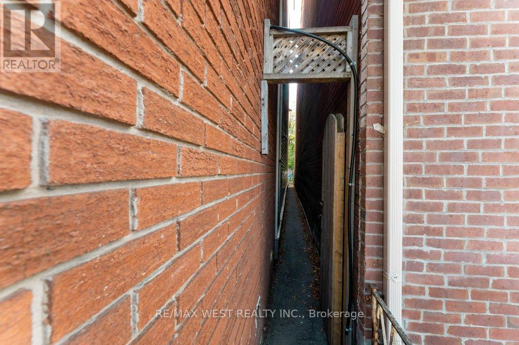 23 Clinton Street, Toronto, Ontario  M6J 2N6 - Photo 32 - C12445424