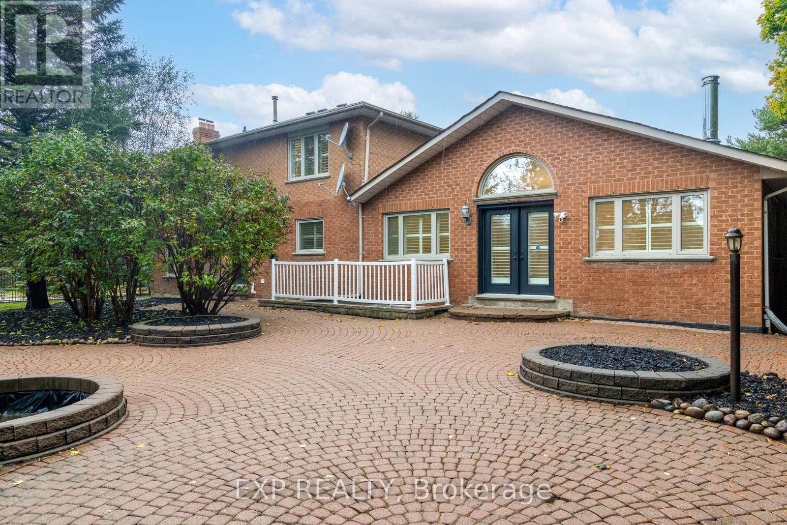 35 Dennis Drive, King (King City), Ontario  L0G 1K0 - Photo 5 - N12506356