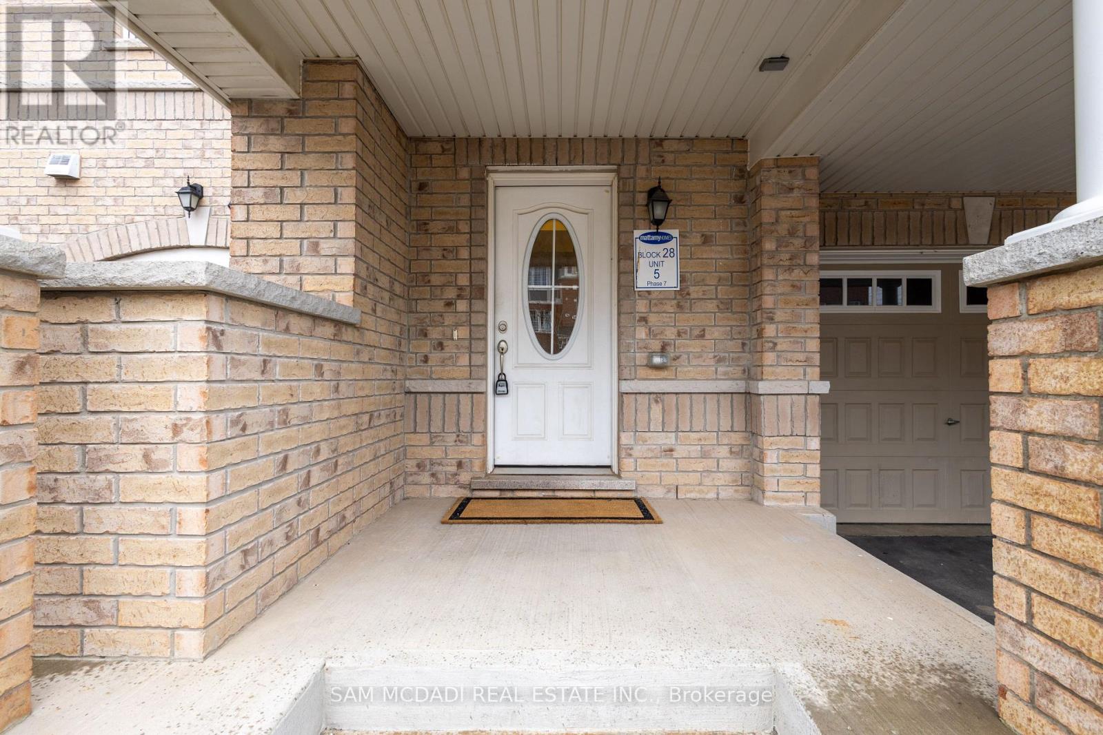 75 Bond Head Court, Milton, Ontario  L9E 1G4 - Photo 2 - W12506400