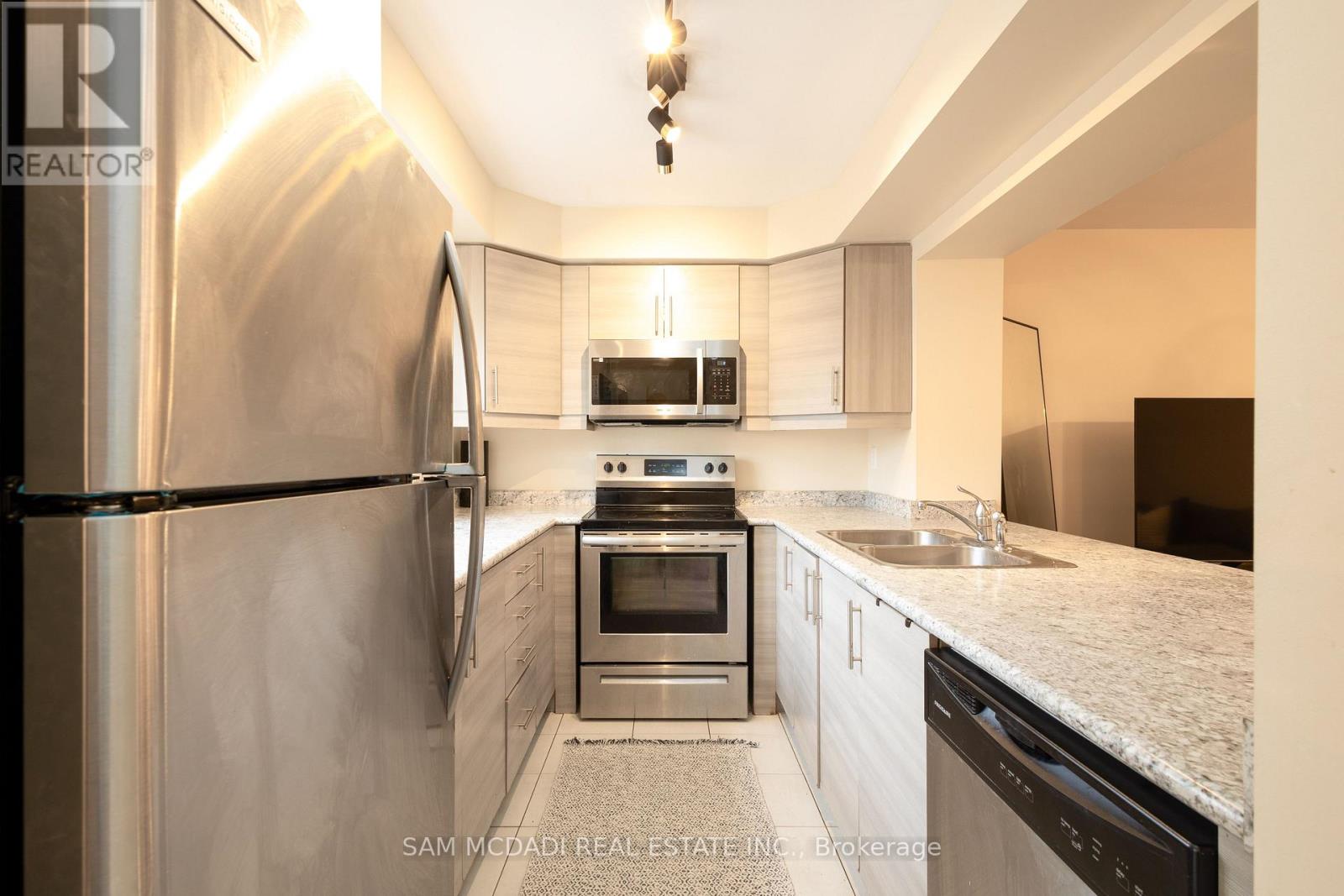 75 Bond Head Court, Milton, Ontario  L9E 1G4 - Photo 7 - W12506400