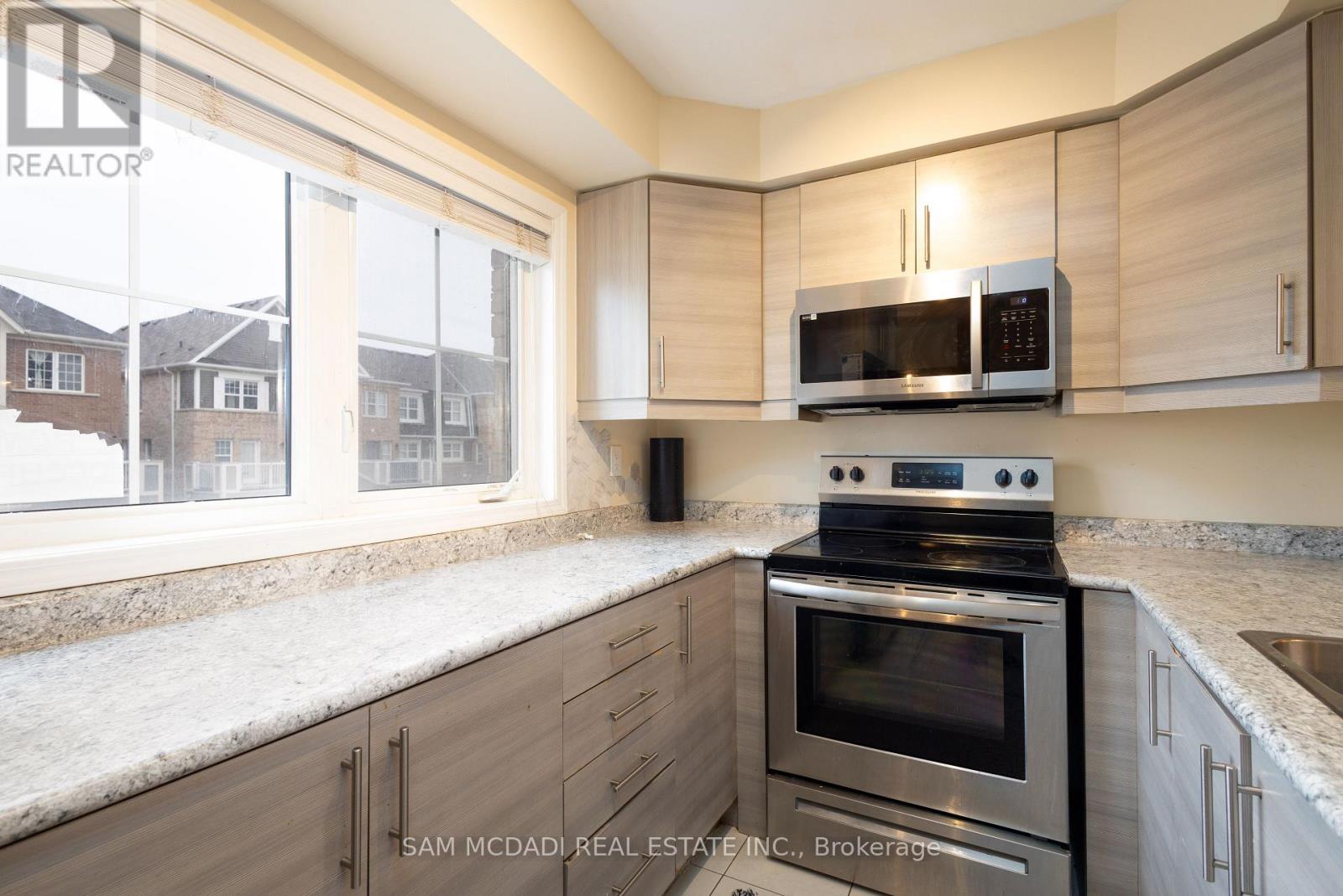 75 Bond Head Court, Milton, Ontario  L9E 1G4 - Photo 8 - W12506400