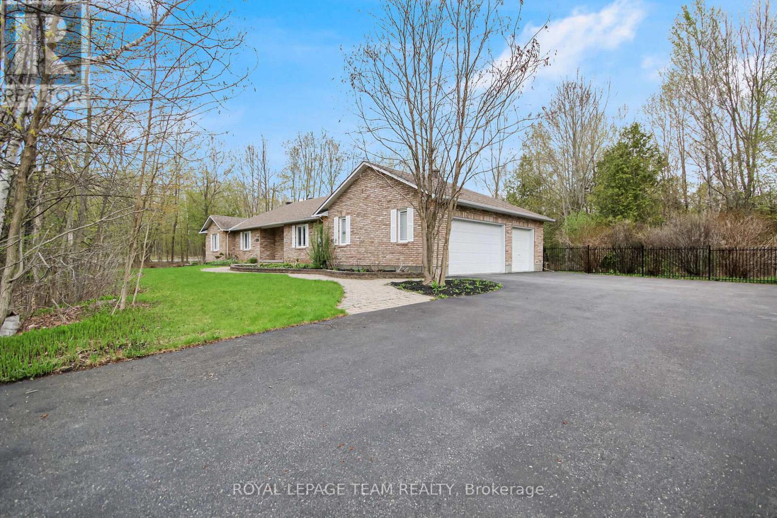 5719 Stuewe Drive, Ottawa, Ontario  K4M 1L2 - Photo 2 - X12506518