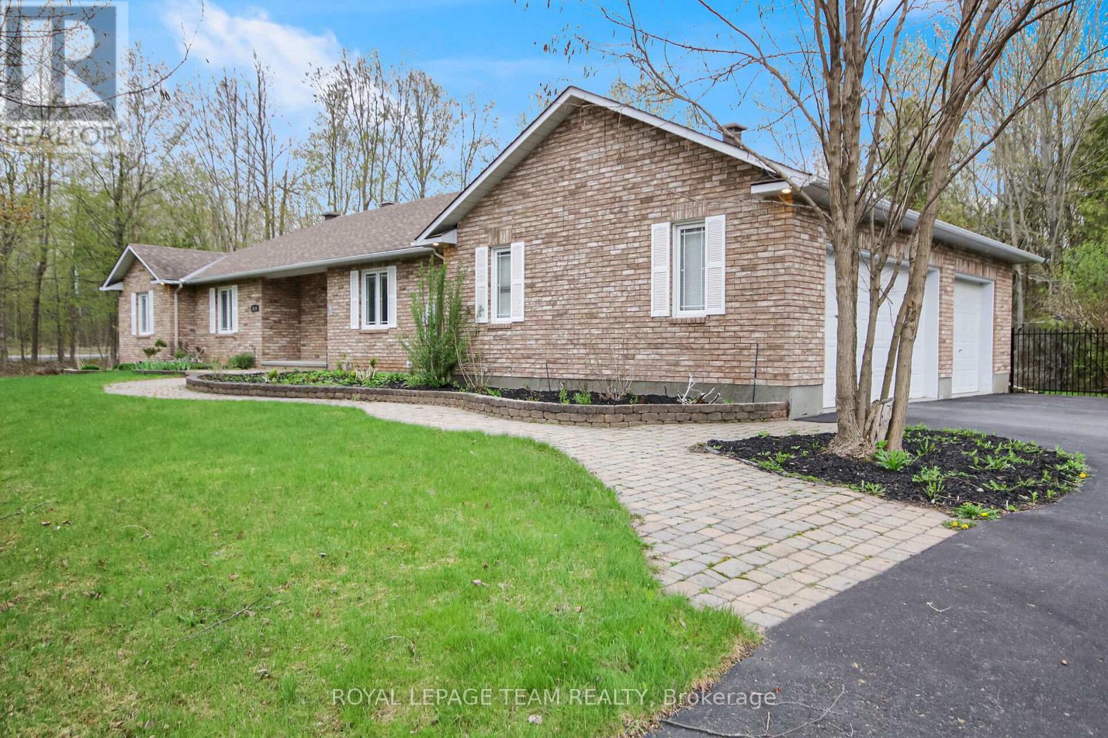 5719 Stuewe Drive, Ottawa, Ontario  K4M 1L2 - Photo 3 - X12506518