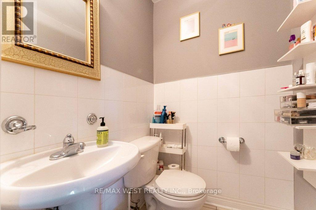 23 Clinton Street, Toronto, Ontario M6J 2N6 - Photo 11 - C12445416