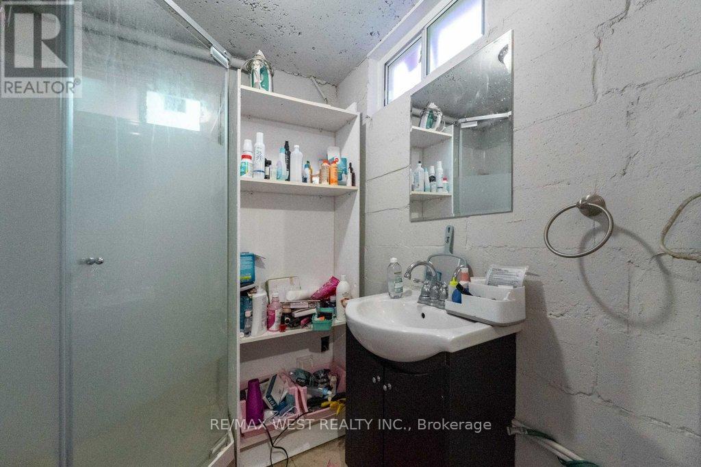 23 Clinton Street, Toronto, Ontario M6J 2N6 - Photo 37 - C12445416