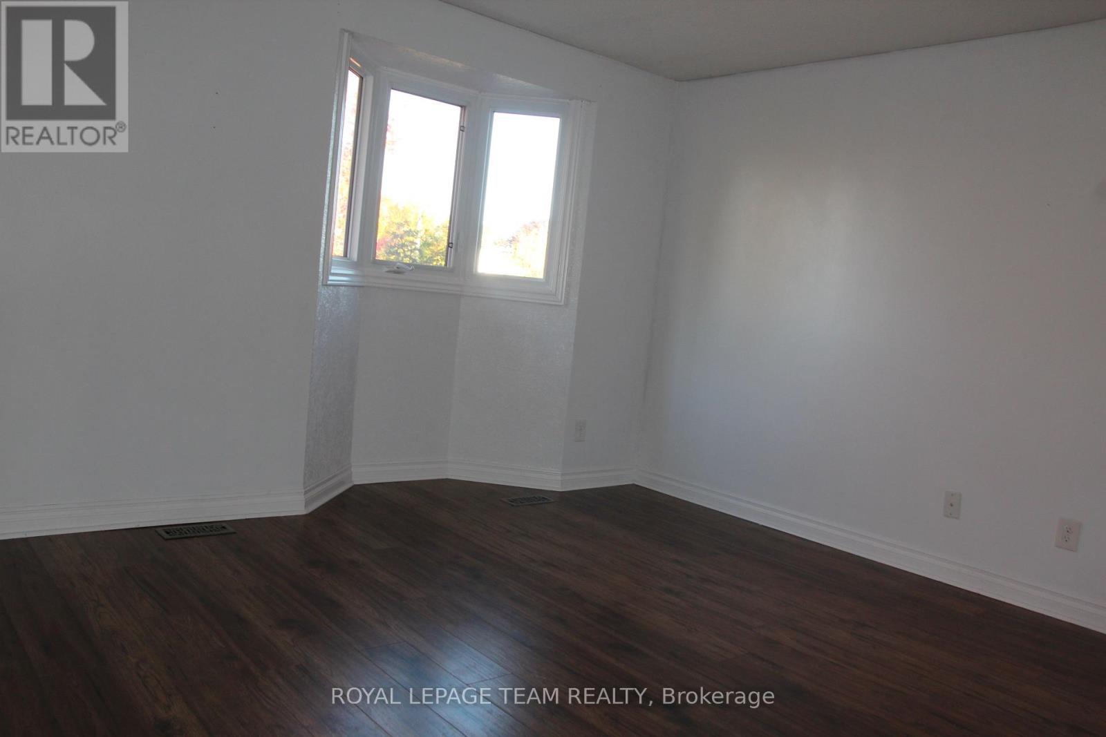 322 Des Epinettes Avenue, Ottawa, Ontario  K1E 2L6 - Photo 10 - X12240332