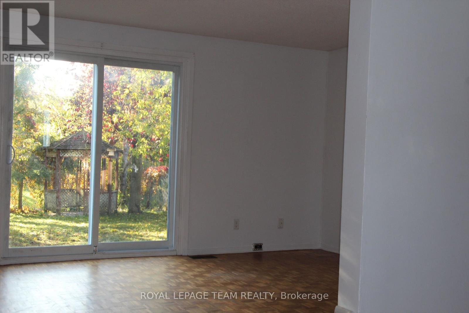 322 Des Epinettes Avenue, Ottawa, Ontario  K1E 2L6 - Photo 3 - X12240332