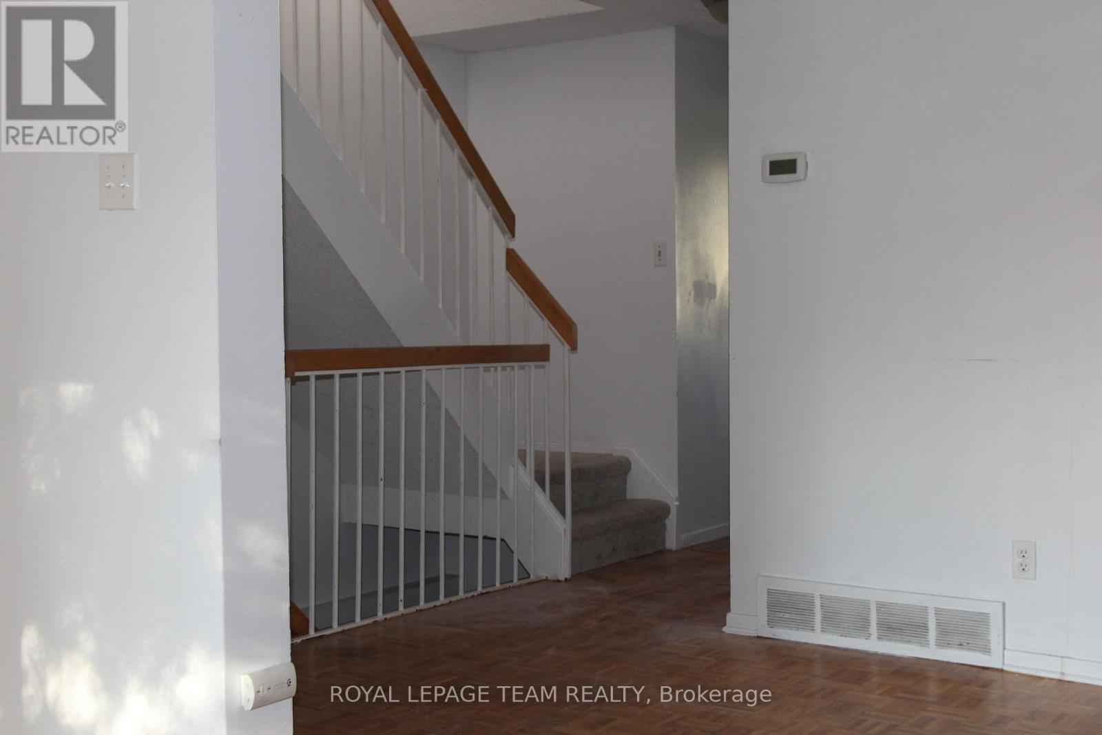 322 Des Epinettes Avenue, Ottawa, Ontario  K1E 2L6 - Photo 5 - X12240332