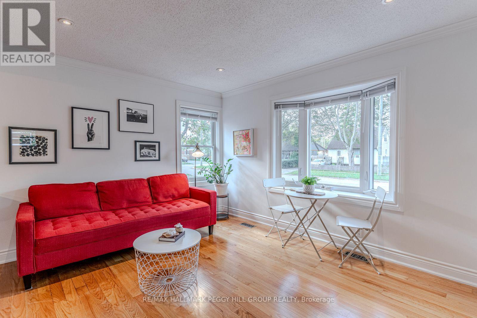 5 Newton Street, Barrie (Wellington), Ontario  L4M 3N2 - Photo 2 - S12506548