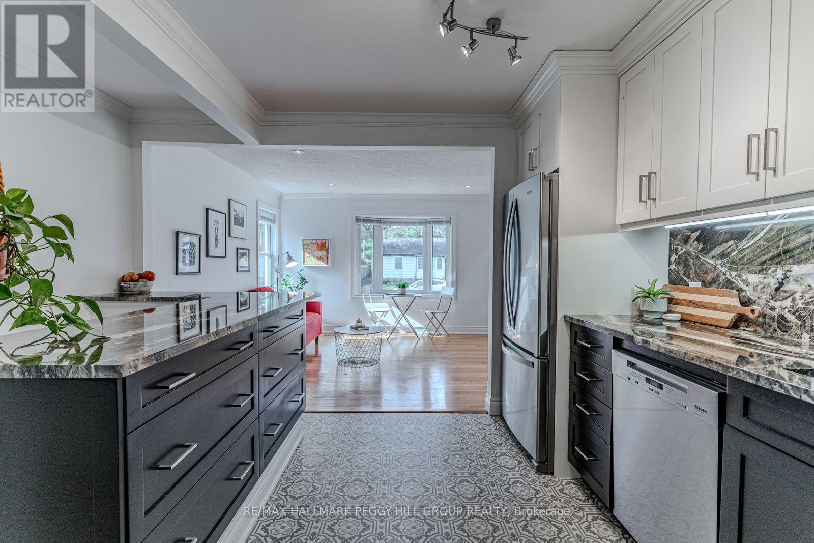 5 Newton Street, Barrie (Wellington), Ontario  L4M 3N2 - Photo 4 - S12506548