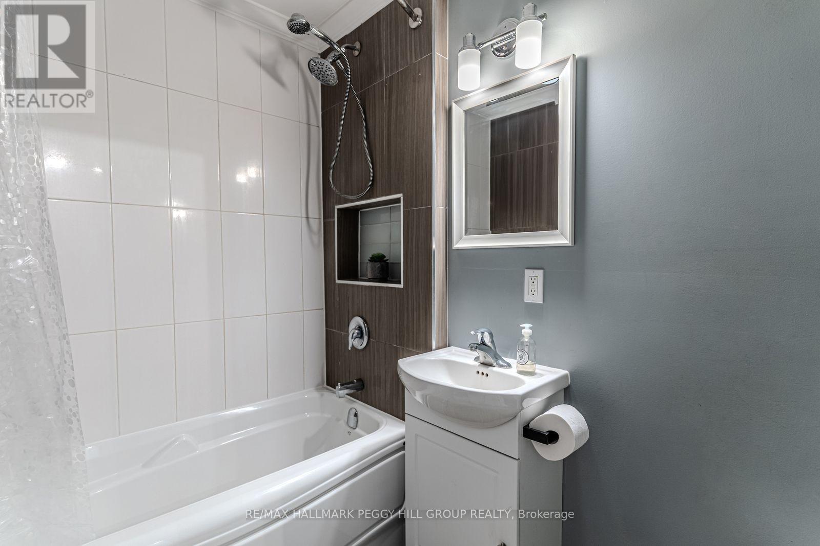 5 Newton Street, Barrie (Wellington), Ontario  L4M 3N2 - Photo 8 - S12506548