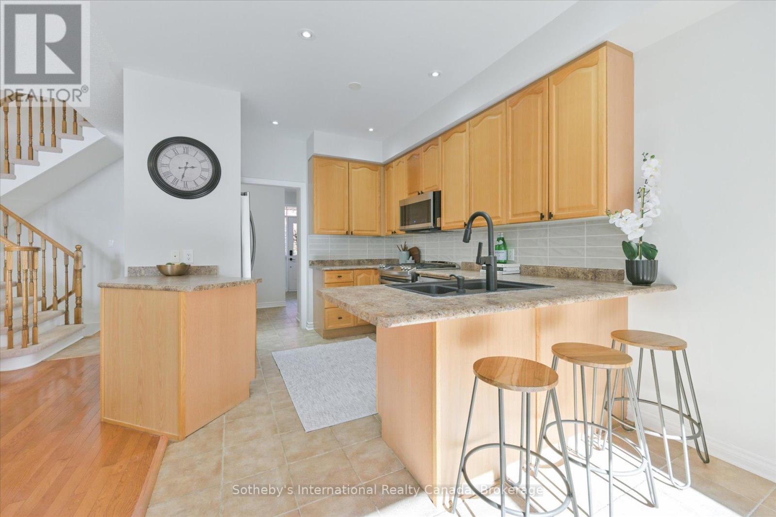 319 Ravineview Way, Oakville, Ontario L6H 6S6 - Photo 15 - W12506726