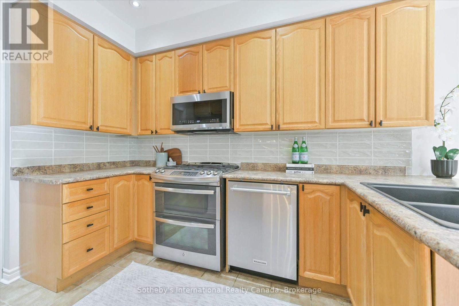 319 Ravineview Way, Oakville, Ontario L6H 6S6 - Photo 16 - W12506726