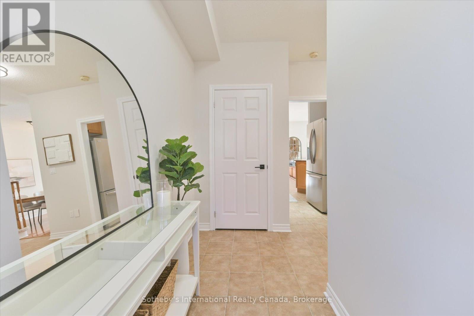 319 Ravineview Way, Oakville, Ontario L6H 6S6 - Photo 7 - W12506726