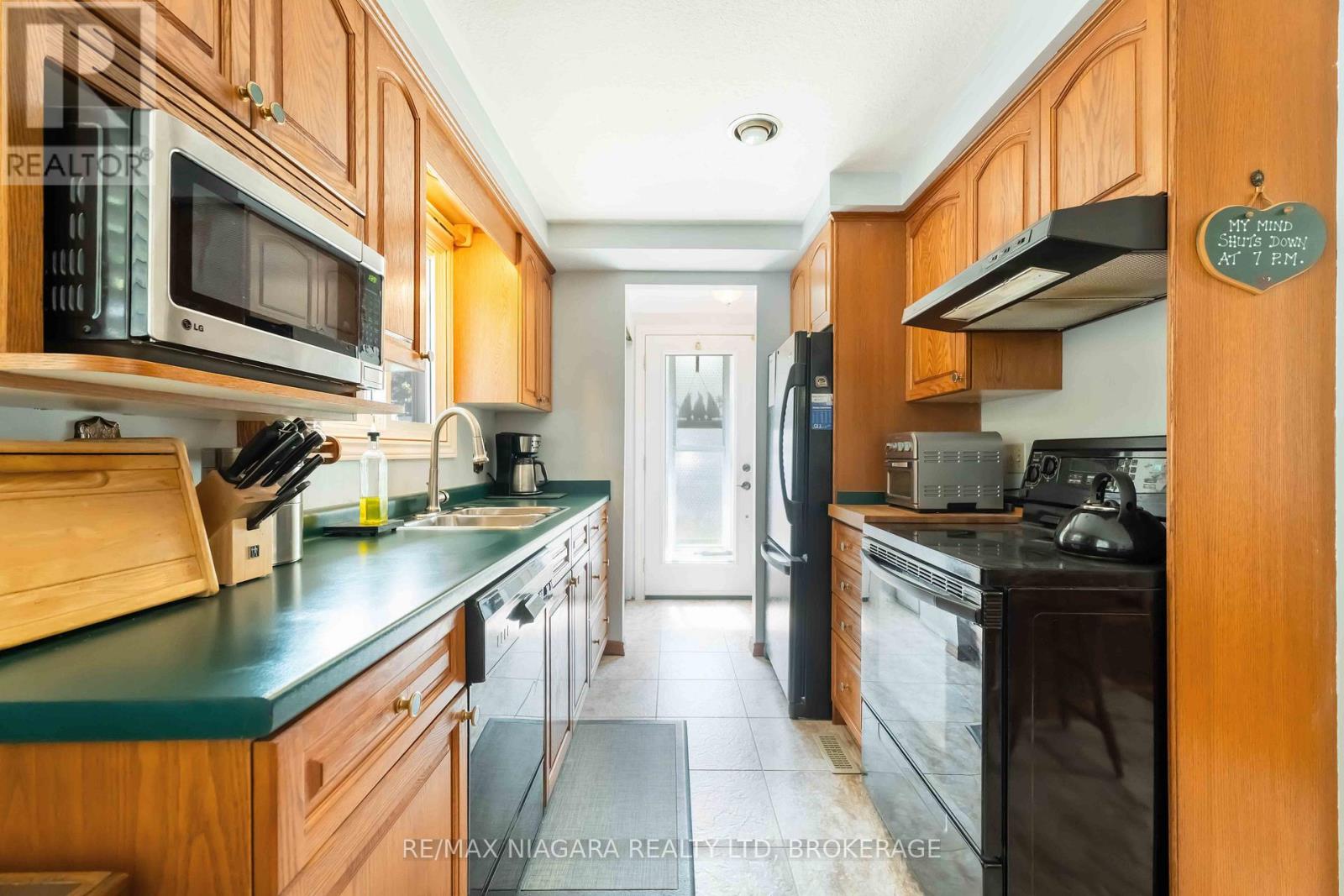 8 Huntingwood Gate, St. Catharines (Lakeport), Ontario  L2N 4J9 - Photo 10 - X12506684