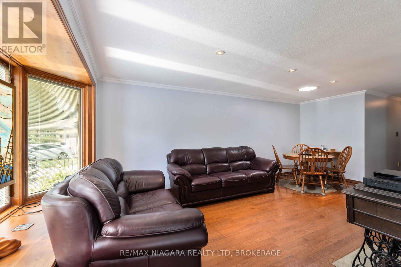 8 Huntingwood Gate, St. Catharines (Lakeport), Ontario  L2N 4J9 - Photo 4 - X12506684