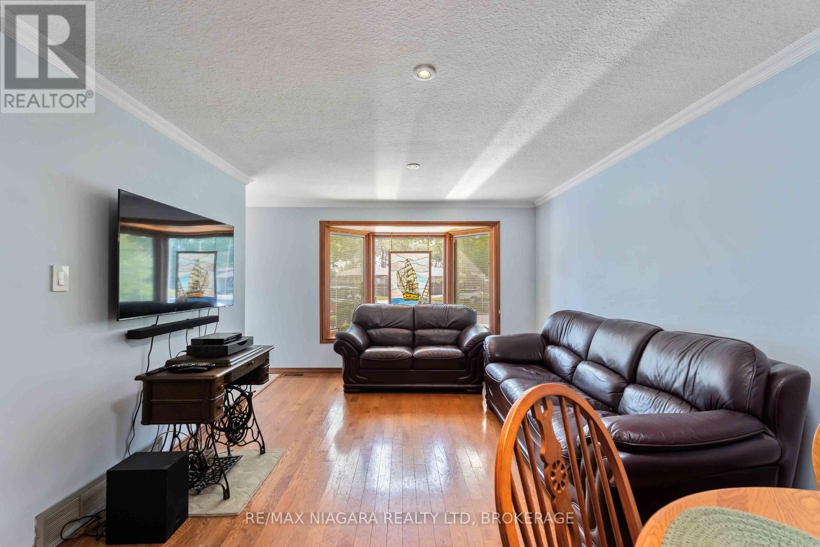 8 Huntingwood Gate, St. Catharines (Lakeport), Ontario  L2N 4J9 - Photo 6 - X12506684