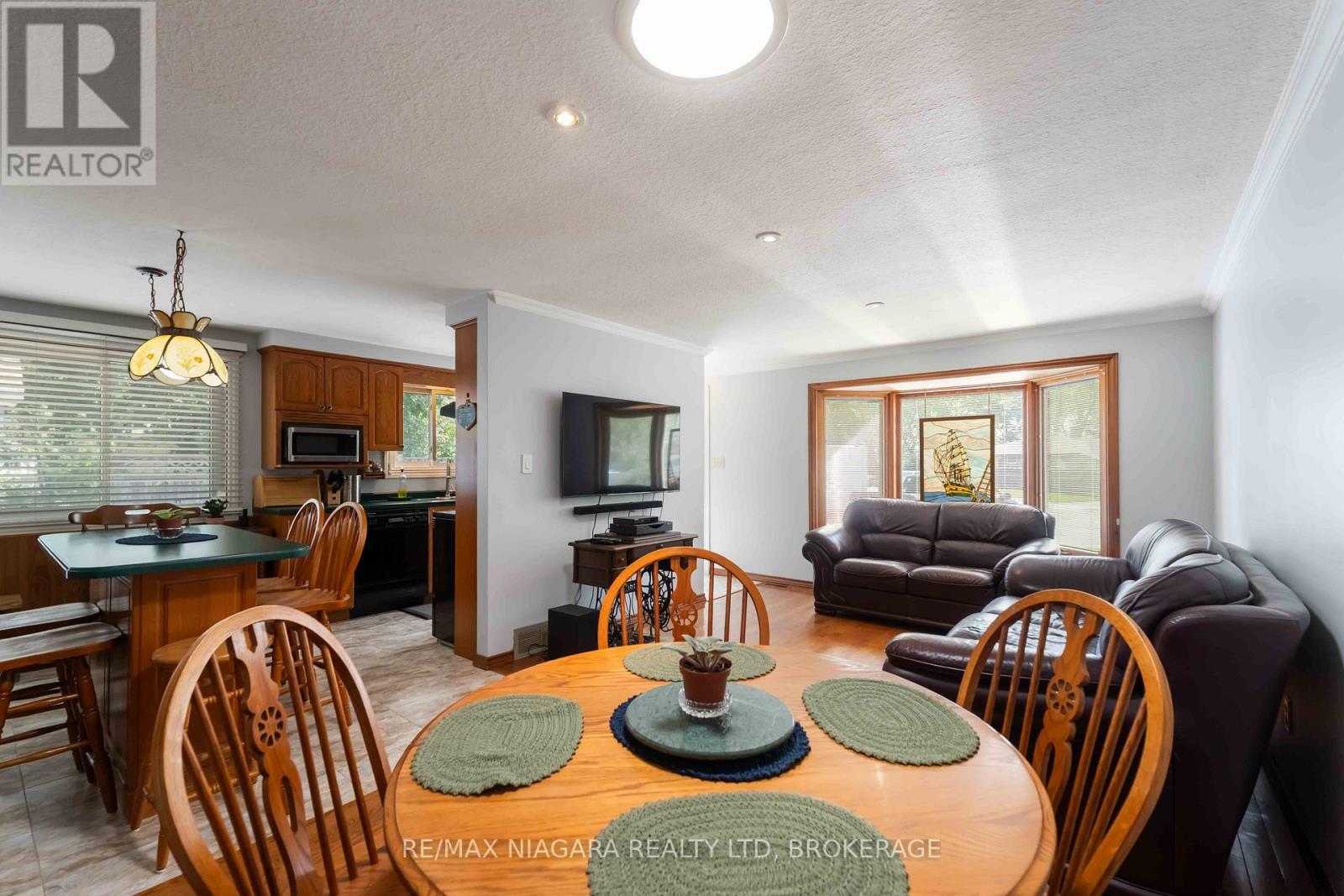 8 Huntingwood Gate, St. Catharines (Lakeport), Ontario  L2N 4J9 - Photo 7 - X12506684